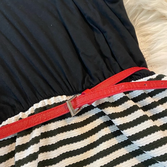 Classic dress - Picture 2 of 3